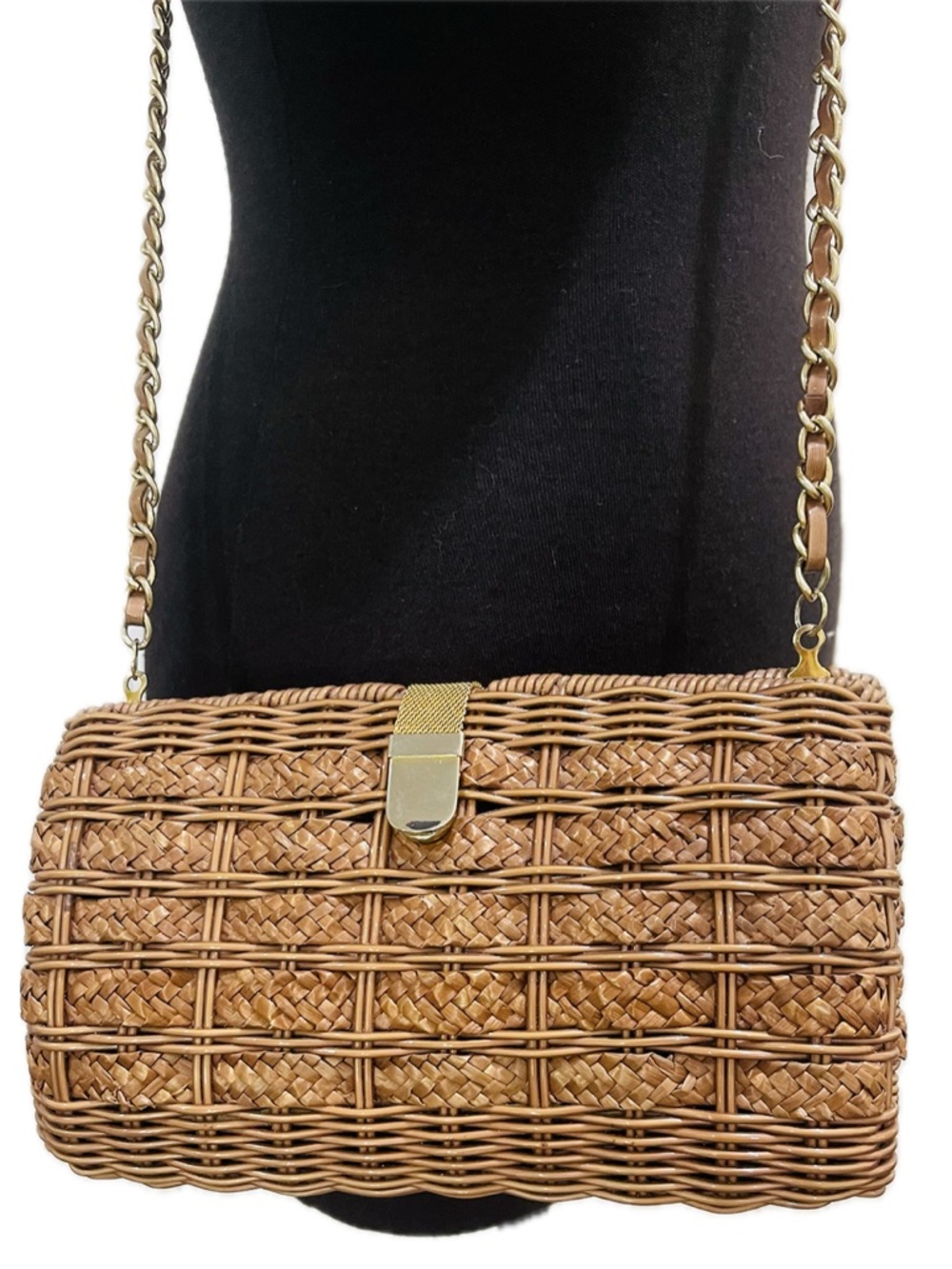 Vintage Woven Straw Crossbody Bag with Chain Strap and Gold Clasp